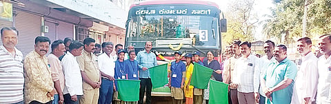 ಹಗರಿಬೊಮ್ಮನಹಳ್ಳಿ ಸರ್ಕಾರಿ ಪ್ರೌಢಶಾಲೆ ವಿದ್ಯಾರ್ಥಿಗಳಿಗೆ ಕೈಗೊಂಡಿರುವ ಶೈಕ್ಷಣಿಕ ಪ್ರವಾಸಕ್ಕೆ ಶಾಸಕ ಕೆ.ನೇಮಿರಾಜ್ ನಾಯ್ಕ ಚಾಲನೆ ನೀಡಿದರು. ಬಿಇಒ ಮೈಲೇಶ್ ಬೇವೂರ್, ನೌಕರ ಸಂಘದ ತಾಲೂಕು ಅಧ್ಯಕ್ಷ ಎಂ.ಪಿ.ಎಂ.ಮಂಜುನಾಥ, ದೈಹಿಕ ಶಿಕ್ಷಣಾಧಿಕಾರಿ ಸೋಮಪ್ಪ, ಪ್ರೌಢಶಾಲಾ ಸಂಘದ ಅಧ್ಯಕ್ಷ ರವಿಚಂದ್ರ ನಾಯ್ಕ, ಶಿಕ್ಷಣ ಸಂಯೋಜಕರಾದ ಶಿವಲಿಂಗ ಸ್ವಾಮಿ, ಗುರುಬಸವರಾಜ ಇತರರಿದ್ದರು.