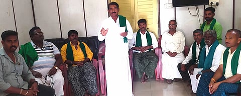 ಕಂಪ್ಲಿಯಲ್ಲಿ ಹಮ್ಮಿಕೊಂಡಿದ್ದ ರೈತ ಸಂಘದ ಸಭೆಯಲ್ಲಿ ನಗರ ಅಧ್ಯಕ್ಷ ಎನ್.ತಿಮ್ಮಪ್ಪ ಮಾತನಾಡಿದರು. ಪ್ರಮುಖರಾದ ವಿ.ಟಿ.ನಾಗರಾಜ, ಆದೋನಿ ರಂಗಪ್ಪ, ಬಿ.ಮಲ್ಲಿಕಾರ್ಜುನ, ಲಬೇದ ಯಮುನಪ್ಪ ಇತರರಿದ್ದರು.
