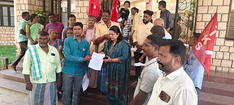 ಹೊಸಪೇಟೆಯಲ್ಲಿ ಬಗರ್‌ಹುಕುಂ ಸಾಗುವಳಿದಾರರಿಗೆ ಪಟ್ಟಾ ನೀಡುವಂತೆ ಒತ್ತಾಯಿಸಿ ತಹಸೀಲ್ದಾರ್ ಎಂ.ಶ್ರುತಿ ಮಳ್ಳಪ್ಪಗೌಡ್ರಗೆ ಕರ್ನಾಟಕ ಪ್ರಾಂತ ರೈತ ಸಂಘಟನೆಯಿಂದ ಮನವಿ ಸಲ್ಲಿಸಲಾಯಿತು. ಸಂಘಟನೆಯ ಸಂಚಾಲಕ ಯಲ್ಲಲಿಂಗ, ಪ್ರಮುಖರಾದ ರಾಮಾಂಜಿನಿ, ರಾಮು, ಮಂಜುನಾಥ, ಈರಣ್ಣ, ಜಿ.ಹನುಮಪ್ಪ, ಕಣಿವೆಪ್ಪ ಇತರರಿದ್ದರು.
