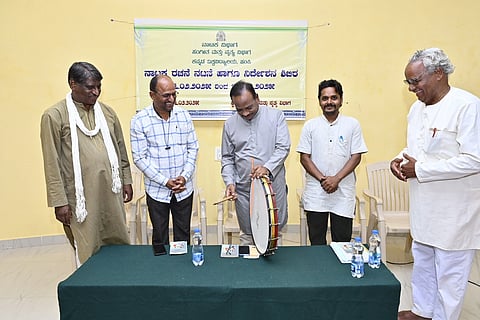 ಕನ್ನಡ ವಿವಿಯ ಸಂಗೀತ ಮತ್ತು ನೃತ್ಯ ವಿಭಾಗದಲ್ಲಿ ಹಮ್ಮಿಕೊಂಡಿದ್ದ ನಾಟಕ ರಚನೆ, ನಟನೆ ಹಾಗೂ ನಿರ್ದೇಶನ ತರಬೇತಿ ಶಿಬಿರ ಕಾರ್ಯಕ್ರಮವನ್ನು ಕುಲಪತಿ ಡಾ.ಡಿ.ವಿ.ಪರಮಶಿವಮೂರ್ತಿ ಉದ್ಘಾಟಿಸಿದರು. ಕನ್ನಡ ಕಲಾ ಸಂಘ ಕಾರ್ಯದರ್ಶಿ ಎಸ್.ಎಸ್.ಚಂದ್ರಶೇಖರ, ಶಿಬಿರದ ನಿರ್ದೇಶಕರಾದ ಶ್ರೀಕಾಂತ ನವಿಲುಗರಿ, ಶ್ರೀಹರಿ ಧೂಪದ, ನಾಟಕ, ಸಂಗೀತ ಮತ್ತು ನೃತ್ಯ ವಿಭಾಗದ ಮುಖ್ಯಸ್ಥ ಡಾ.ವೀರೇಶ ಬಡಿಗೇರ ಇದ್ದರು.