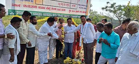 ಹೊಸಪೇಟೆಯಲ್ಲಿ ವಿವಿಧ ಕಾಮಗಾರಿಗಳಿಗೆ ಸಂಸದ ಈ.ತುಕಾರಾಂ ಭೂಮಿ ಪೂಜೆ ನೆರವೇರಿಸಿದರು. ಜಿಲ್ಲಾಧಿಕಾರಿ ಎಂ.ಎಸ್.ದಿವಾಕರ್, ಜಿಪಂ ಸಿಇಒ ನೊಂಗ್ಜಾಯ್ ಮೊಹಮ್ಮದ್ ಅಕ್ರಮ್ ಅಲಿ ಷಾ, ನಗರಸಭೆ ಆಯುಕ್ತ ಮನೋಹರ, ನಗರಸಭೆ ಅಧ್ಯಕ್ಷ ರೂಪೇಶ ಕುಮಾರ, ಹುಡಾ ಅಧ್ಯಕ್ಷ ಎಚ್.ಎನ್.ಎಫ್.ಇಮಾಮ್ ನಿಯಾಜಿ, ನಿರ್ಮಿತಿ ಕೇಂದ್ರದ ಯೋಜನಾ ನಿರ್ದೇಶಕ ರವಿಕುಮಾರ ಇತರರಿದ್ದರು.