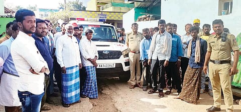 ಉಜ್ಜಿನಿ ಸಮೀಪದ ನಿಂಬಳಗೇರೆಯಲ್ಲಿ ಪೊಲೀಸರಿಂದ ಸೈಬರ್ ಕ್ರೈಂ ಕುರಿತು ಜಾಗೃತಿ ಮೂಡಿಸಲಾಯಿತು. ಎಎಸ್‌ಐ ವೀರಭದ್ರಯ್ಯ, ಎಚ್‌ಸಿ ನಾಗರಾಜ ಕೋಗಳಿ, ಪಿಸಿ ಸುರೇಶ ಇತರರಿದ್ದರು..