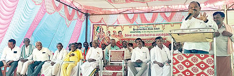 ಹಗರಿಬೊಮ್ಮನಹಳ್ಳಿ ತಾಲೂಕಿನ ಮುಟುಗನಹಳ್ಳಿಯಲ್ಲಿ ಹಮ್ಮಿಕೊಂಡಿದ್ದ ಧರ್ಮಸಭೆಯಲ್ಲಿ ಹಿಂದುಳಿದ ವರ್ಗಗಳ ಜಿಲ್ಲಾಧ್ಯಕ್ಷ ಬುಡ್ಡಿ ಬಸವರಾಜ ಮಾತನಾಡಿದರು. ಪ್ರಮುಖರಾದ ನೇತ್ರಾನಂದಪ್ಪ, ಮುಟುಗನಹಳ್ಳಿ ಕೊಟ್ರೇಶ, ಹನುಮಂತಪ್ಪ ಕನ್ನೀರಪ್ಪನವರ ಇತರರಿದ್ದರು.