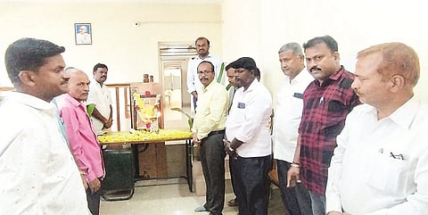 ಕೆ.ಆರ್.ಪೇಟೆಯ ತಾಲೂಕು ಕಚೇರಿ ಸಭಾಂಗಣದಲ್ಲಿ ಆಯೋಜಿಸಿದ್ದ ಕಾರ್ಯಕ್ರಮದಲ್ಲಿ ಮಡಿವಾಳ ಮಾಚಿದೇವರ ಭಾವಚಿತ್ರಕ್ಕೆ ಗಣ್ಯರು ಪುಷ್ಪನಮನ ಸಲ್ಲಿಸಿದರು.