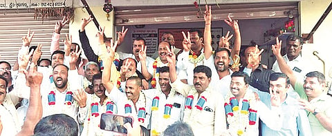 ಕಸಬಾ ಪ್ರಾಥಮಿಕ ಕೃಷಿ ಪತ್ತಿನ ಸಹಕಾರ ಸಂಘಕ್ಕೆ ಆಯ್ಕೆಯಾದ ನೂತನ ನಿರ್ದೇಶಕರನ್ನು ಎಚ್‌ಡಿಸಿಸಿ ಬ್ಯಾಂಕ್ ನಿರ್ದೇಶಕ ಕಬ್ಬಿನಹಳ್ಳಿ ಜಗದೀಶ್ ಸನ್ಮಾನಿಸಿದರು.