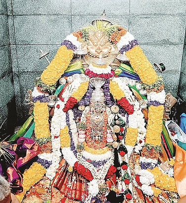 ಚಂದ್ಲಾಪುರ ಗ್ರಾಮದೇವತೆ ಪಾರ್ವತಮ್ಮನವರ ಮೂಲ ವಿಗ್ರಹವನ್ನು ಅಲಂಕರಿಸಿರುವುದು. 