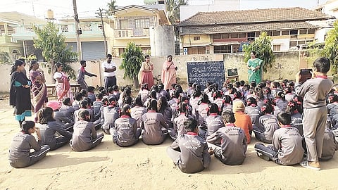  ಸರ್ಕಾರಿ ಮಾದರಿ ಹಿರಿಯ ಪ್ರಾಥಮಿಕ ಶಾಲೆಯಲ್ಲಿ ಸಂಭ್ರಮ ಪ್ರಯುಕ್ತ ಶನಿವಾರ ಆಯೋಜಿಸಿದ್ದ ಕಾರ್ಯಕ್ರಮದಲ್ಲಿ ಸಹಶಿಕ್ಷಕಿ ಎನ್.ಜೆ.ಶೋಭಾ ಮಾತನಾಡಿದರು,