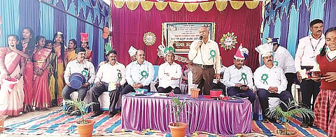 ಹೊಳೆನರಸೀಪುರದ ಡಾ.ಬಿ.ಆರ್.ಅಂಬೇಡ್ಕರ್ ನಗರದಲ್ಲಿರುವ ಎಂಎಂಎಕೆ ಶಾಲೆಯಲ್ಲಿ ಶಿಕ್ಷಣ ಇಲಾಖೆ ವತಿಯಿಂದ ಆಯೋಜಿಸಿದ್ದ ಕಲಿಕಾ ಹಬ್ಬದಲ್ಲಿ ಬಿಇಒ ಸೋಮಲಿಂಗೇಗೌಡ ಮಾತನಾಡಿದರು. ಮಹೇಶ್, ರಾಮಚಂದ್ರಪ್ಪ, ಕೃಷ್ಣಮೂರ್ತಿ, ಮಹೇಶಪ್ಪ, ದೌಲತ್‌ರಾವ್, ಪುಷ್ಪಲತಾ ಇದ್ದರು.