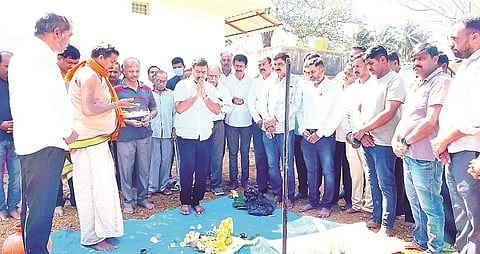 ಆಲೂರು ತಾಲೂಕಿನ ಮಗ್ಗೆ ಗ್ರಾಮದಲ್ಲಿ ಕಾಫಿ ಬೆಳೆಗಾರರ ಸಂಘದ ನೂತನ ಕಟ್ಟಡ ನಿರ್ಮಾಣಕ್ಕೆ ಶಾಸಕ ಸಿಮೆಂಟ್ ಮಂಜು ಭೂಮಿ ಪೂಜೆ ನೆರವೇರಿಸಿದರು. ರವಿಕುಮಾರ್, ಚನ್ನಕೇಶವ, ನವೀನ್, ಬೋಪಣ್ಣ ಇದ್ದರು.