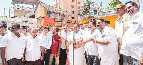 ಅರಸೀಕೆರೆಯ ಕರಿಯಮ್ಮ ದೇವಿ ದೇಗುಲ ಆವರಣದಲ್ಲಿ ಅಭಿವೃದ್ಧಿ ಕಾಮಗಾರಿಗೆ ಕೆ.ಎಂ.ಶಿವಲಿಂಗೇಗೌಡ ಭೂಮಿಪೂಜೆ ನೆರವೇರಿಸಿದರು. ಸಮೀವುಲ್ಲಾ, ಯೋಗೀಶ್, ಕಿರಣ್ ಕುಮಾರ್, ಮನೋಹರ್ ಇದ್ದರು.