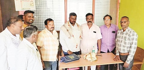 ದೇವರ ದಾಸಿಮಯ್ಯ ದೇವಾಂಗ ಸಂಘದ ಅರಸೀಕೆರೆ ತಾಲೂಕು ಅಧ್ಯಕ್ಷರಾಗಿ ಅವಿರೋಧವಾಗಿ ಆಯ್ಕೆಯಾದ ಮಲ್ಲಾಪುರ ಪರಮೇಶ್ ಅವರನ್ನು ಅಭಿನಂದಿಸಲಾಯಿತು.