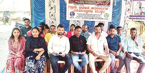 ಹೊಳೆನರಸೀಪುರ ಪಟ್ಟಣದ ತಾಲೂಕು ಕಚೇರಿ ಮುಂಭಾಗ ಗ್ರಾಮ ಆಡಳಿತಾಧಿಕಾರಿಗಳು ಅನಿರ್ದಿಷ್ಟಾವಧಿ ಮುಷ್ಕರ ಆರಂಬಿಸಿದರು.