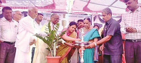 ಬಾಗಿವಾಳು ಗ್ರಾಮದಲ್ಲಿ ಆಯೋಜಿಸಿದ್ದ ಹಳ್ಳಿ ಧ್ವನಿ ಕಾರ್ಯಕ್ರಮವನ್ನು ಗಣ್ಯರು ಉದ್ಘಾಟಿಸಿದರು. ಸತ್ಯಭಾಮ,  ವಿಜಯ್ ಅಂಗಡಿ, ಮಧುಸೂದನ್, ಪವಿತ್ರಾ, ಸಂತೋಷ್‌ಕುಮಾರ್ ಇದ್ದರು.
