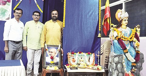 ಪಾಂಡವಪುರ ಪಟ್ಟಣದ ಕಸಾಪ ಭವನದಲ್ಲಿ ವಿಶೇಷ ಸತ್ಸಂಗ ಕಾರ್ಯಕ್ರಮ ಆಯೋಜಿಸಲಾಗಿತ್ತು. ನಿರ್ಮಲಾ ತಿಮ್ಮೇಗೌಡ, ತಿಮ್ಮೇಗೌಡ, ನಿವೇದಿತ ವಾದಿರಾಜ್ ಇತರರು ಇದ್ದರು.