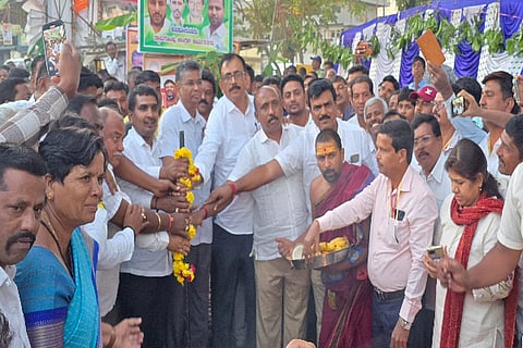 ಬೇಗೂರು-ತ್ಯಾಮಗೊಂಡ್ಲು-ನಿಡವಂದ ರಸ್ತೆಯನ್ನು ನಾಲ್ಕುಪಥಕ್ಕೆ ಮೇಲ್ದರ್ಜೆಗೇರಿಸುವ ಕಾಮಗಾರಿಗೆ ಸಚಿವ ಸತೀಶ್ ಜಾರಕಿಹೊಳಿ ಭೂಮಿಪೂಜೆ ನೆರವೇರಿಸಿದರು. ಶಾಸಕ ಎನ್.ಶ್ರೀನಿವಾಸ್, ವಿಧಾನ ಪರಿಷತ್ ಸದಸ್ಯ ಎಸ್.ರವಿ, ಸಿ.ಆರ್.ಗೌಡ, ನಾರಾಯಣಗೌಡ, ಪ್ರಕಾಶ್‌ಬಾಬು, ವಜ್ರಗಟ್ಟೆ ನಾಗರಾಜ್, ಹನುಮಂತೇಗೌಡ, ಜಗದೀಶ್ ಇದ್ದರು.
