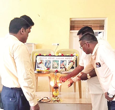 ಚನ್ನರಾಯಪಟ್ಟಣದ ಮಿನಿ ವಿಧಾನಸೌಧದ ಆವರಣದಲ್ಲಿ ಆಯೋಜಿಸಿದ್ದ ಕಾಯಕ ಶರಣರ ಜಯಂತಿಯಲ್ಲಿ ಗಣ್ಯರು ಶರಣರ ಭಾವಚಿತ್ರಕ್ಕೆ ಪುಷ್ಪಾರ್ಚನೆ ಸಲ್ಲಿಸಿದರು. ವಿ.ಎಸ್.ನವೀನ್ ಕುಮಾರ್, ನಾಗರಾಜು, ಪವನ್, ಪೂರ್ಣಿಮಾ, ದಂಡೋರ ಮಂಜುನಾಥ್ ಇದ್ದರು.