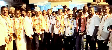 ಬೇಲೂರಿನ ತಾಲೂಕಿನ ಸನ್ಯಾಸಿಹಳ್ಳಿ ಪ್ರಾಥಮಿಕ ಕೃಷಿ ಪತ್ತಿನ ಸಹಕಾ ಸಂಘದ ನಿರ್ದೇಶಕ ಸ್ಥಾನಕ್ಕೆ ನಡೆದ ಚುನಾವಣೆಯಲ್ಲಿ ಗೆಲುವು ಸಾಧಿಸಿದವನ್ನು ಬೆಂಬಲಿಗು ಅಭಿನಂದಿಸಿದು. ಬಿ.ಡಿ.ಚಂದ್ರೇಗೌಡ, ಪ್ರಸಾದಿಹಳ್ಳಿ ಯದುಕುಮಾರ್, ಶಾಂತಗೌಡ, ಮಾಳೆಗೆೆ ಕುಮಾರ್ ಇತರು ಇದ್ದು.