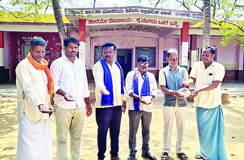 ಕನಕಗಿರಿಯ ಶಾಸಕರ ಮಾದರಿಯ ಹಿರಿಯ ಪ್ರಾಥಮಿಕ ಶಾಲೆಯಲ್ಲಿ ಕಳಪೆ ಆಹಾರ ಪದಾರ್ಥಗಳನ್ನು ಮುಖಂಡರು ಪದರ್ಶನ ಮಾಡಿದರು. ಪಪಂ ಸದಸ್ಯ ಶೇಷಪ್ಪ, ಶಾಸಕರ ಮಾದರಿಯ ಹಿಪ್ರಾ ಶಾಲೆಯ ಎಸ್‌ಡಿಎಂಸಿ ಸದಸ್ಯರಾದ ಹನುಮಂತರೆಡ್ಡಿ, ಭೀಮೇಶ, ಪ್ರಗತಿ ಪರ ಸಂಘಟನೆಗಳ ಪದಾಧಿಕಾರಿಗಳಾದ ಪಾಮಣ್ಣ ಅರಳಿಗನೂರು, ವೆಂಕಟೇಶ ಇತರರಿದ್ದರು.