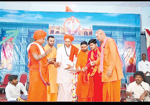 ತಾವರಗೇರಾದಲ್ಲಿ ನಡೆಯಲಿರುವ ಶ್ರೀ ಸಿದ್ಧಾರೂಢ ಮಠದ ಶ್ರೀಗಳ ಪಟ್ಟಾಭಿಷೇಕ ಕಾರ್ಯಕ್ರಮ ನಿಮಿತ್ತ ಹಮ್ಮಿಕೊಂಡಿದ್ದ ಪ್ರವಚನ ಕಾರ್ಯಕ್ರಮಕ್ಕೆ ಕಗಲಗೊಂಬ ಮಠದ ಶ್ರೀ ಸ್ವರೂಪಾನಂದ ಸ್ವಾಮೀಜಿ ಚಾಲನೆ ನೀಡಿದರು. ಅನ್ನದಾನ ಶಾಸ್ತ್ರಿಗಳು, ಸಚ್ಚಿದಾನಂದ ಸ್ವಾಮೀಜಿ, ಪರಿಪೂರ್ಣಾನಂದ ಭಾರತಿ ಸ್ವಾಮೀಜಿ ಇದ್ದರು.