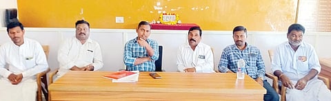 ಯಲಬುರ್ಗಾದ ತಹಸಿಲ್ ಕಚೇರಿಯಲ್ಲಿ ಸಂತ ಸೇವಾಲಾಲ್ ಜಯಂತಿ ನಿಮಿತ್ತ ಪೂರ್ವಭಾವಿ ಸಭೆ ಹಮ್ಮಿಕೊಳ್ಳಲಾಗಿತ್ತು. ಪಪಂ ಸದಸ್ಯ ಹನುಮಂತಪ್ಪ ಭಜಂತ್ರಿ, ಶಿರಸ್ತೇದಾರ್ ಎಂ.ದೇವರಡ್ಡಿ, ಕ್ಷೇತ್ರ ದೈಹಿಕ ಶಿಕ್ಷಣಾಧಿಕಾರಿ ವೀರಭದ್ರಪ್ಪ ಅಂಗಡಿ, ಅಖಿಲ ಭಾರತ ಬಂಜಾರ ಸೇವಾ ಸಂಘ ತಾಲೂಕು ಅಧ್ಯಕ್ಷ ಶಿವನಪ್ಪ ನಾಯಕ, ಉಪಾಧ್ಯಕ್ಷ ದೇವಪ್ಪ ಚಿಕ್ಕಮ್ಯಾಗೇರಿ ಇತರರಿದ್ದರು.