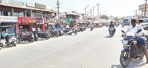 ಕಾರಟಗಿ ರಸ್ತೆ ಪಕ್ಕದಲ್ಲಿ ಬೈಕ್ ನಿಲ್ಲಿಸಿರುವುದು.