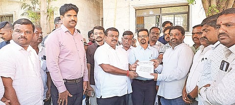ಚನ್ನರಾಯಪಟ್ಟಣದಲ್ಲಿ ಗ್ರಾಮ ಆಡಳಿತ ಅಧಿಕಾರಿಗಳ ಸಂಘದ ಸದಸ್ಯರು ಶಾಸಕ ಸಿ.ಎನ್.ಬಾಲಕೃಷ್ಣ ಅವರಿಗೆ ಮನವಿ ಸಲ್ಲಿಸಿದರು.   ವಿ.ಎಸ್.ನವೀನ್‌ಕುಮಾರ್, ಮೋಹನ್, ಎಂ.ಆರ್.ಅನಿಲ್ ಕುಮಾರ್, ಬಿ.ಕೆ.ನವೀನ್ ಕುಮಾರ್ ಇತರರು ಇದ್ದರು.
