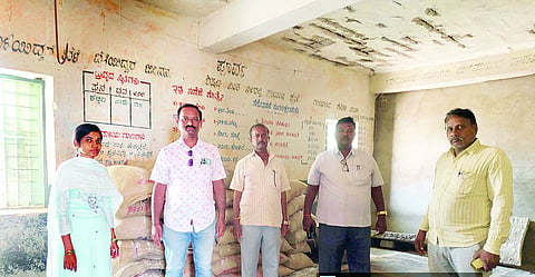 ಕನಕಗಿರಿಯ ಶಾಸಕರ ಮಾದರಿ ಹಿರಿಯ ಪ್ರಾಥಮಿಕ ಶಾಲೆಗೆ ಅಕ್ಷರ ದಾಸೋಹದ ಸಹಾಯಕ ನಿರ್ದೇಶಕ ರೋಷನ್ ಮಂಗಳವಾರ ಭೇಟಿ ನೀಡಿ ದಾಸ್ತಾನು ಪರಿಶೀಲಿಸಿದರು. ಸಿಆರ್‌ಪಿ ಮಹೇಶ, ಇಸಿಒ ಆಂಜನೇಯ ಇದ್ದರು.
