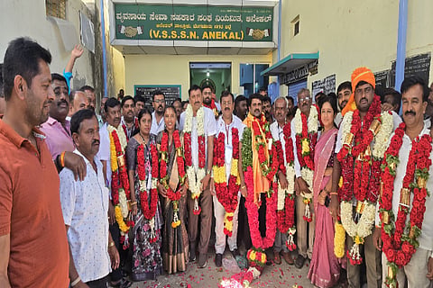 ಆನೇಕಲ್ ತಾಲೂಕು ವ್ಯವಸಾಯ ಸೇವಾ ಸಹಕಾರ ಸಂಘದ ಬಿಜೆಪಿ ಬೆಂಬಲಿತ ನಿರ್ದೇಶಕರನ್ನು ಬೆಂಬಲಿಗರು ಸನ್ಮಾನಿಸಿದರು. ಬಿಜೆಪಿ ಮಂಡಲ ಅಧ್ಯಕ್ಷ ಮುನಿರಾಜು ಗೌಡ, ನರಸಿಂಹ ರೆಡ್ಡಿ, ಜೆ.ನಾರಾಯಣಪ್ಪ, ದೊಡ್ಡಹಾಗಡೆ ಎನ್.ಶಂಕರ್, ಬಿ.ಜಿ.ಆಂಜಿನಪ್ಪ, ಬಿ.ನಾಗರಾಜು ಇದ್ದರು.