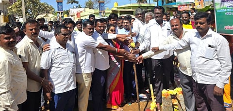 ನೆಲಮಂಗಲ ತಾಲೂಕಿನ ಬಾಣಸವಾಡಿಯಲ್ಲಿ ಆಯೋಜಿಸಿದ್ದ ‘ಶಾಸಕರ ನಡೆ ಹಳ್ಳಿ ಕಡೆ’ ಎಂಬ ಕಾರ್ಯಕ್ರಮ ಹಾಗೂ ರಸ್ತೆ ಅಭಿವೃದ್ಧಿ ಕಾಮಗಾರಿಗೆ ಶಾಸಕ ಎನ್.ಶ್ರೀನಿವಾಸ್ ಚಾಲನೆ ನೀಡಿದರು. ಬ್ಲಾಕ್ ಉಪಾಧ್ಯಕ್ಷ ಸಿ.ಎಂ.ಗೌಡ, ಗಾಂಧಿ ಗ್ರಾಮ ವಿಎಸ್ಸೆಸ್ಸೆನ್ ಅಧ್ಯಕ್ಷ ವೀರಮಾರೇಗೌಡ, ಉದ್ಯಮಿ ಹನುಮಂತರಾಯಪ್ಪ, ಗ್ರಾಪಂ ಅಧ್ಯಕ್ಷ ಸಂತೋಷ್ ನಾಯ್ಕ, ಸದಸ್ಯ ಮಂಜುನಾಥಯ್ಯ, ಪಿಡಿಒ ರೇಖಾ ಮುಖಂಡ ಚಿಕ್ಕಣ, ಮಂಜುನಾಥ್, ನಟರಾಜು ಸೇರಿದಂತೆ ಇನ್ನಿತರರು ಇದ್ದರು.