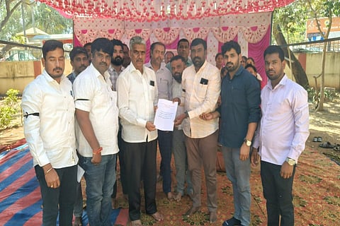 ಆನೇಕಲ್ ತಾಲೂಕು ಕಚೇರಿ ಆವರಣದಲ್ಲಿ ಗ್ರಾಮ ಆಡಳಿತ ಅಧಿಕಾರಿಗಳ ಅನಿರ್ದಿಷ್ಟಾವಧಿ ಪ್ರತಿಭಟನೆ ಸ್ಥಳಕ್ಕೆ ವಿಧಾನ ಪರಿಷತ್ ಸದಸ್ಯ ಗೋಪಿನಾಥ ರೆಡ್ಡಿ ಭೇಟಿ ನೀಡಿ ಮಾಹಿತಿ ಪಡೆದರು. ಆನೇಕಲ್ ಗ್ರಾಮ ಆಡಳಿತ ಅಧಿಕಾರಿಗಳ ಸಂಘದ ಉಪಾಧ್ಯಕ್ಷ ಮಹಾಂತೇಶ್ ಕೊಳ್ಳಾಳ್, ಪ್ರಧಾನ ಕಾರ್ಯದರ್ಶಿ ಚಂದ್ರು ಮೈದೂರ್, ಜಿಲ್ಲಾ ಸಂಘಟನ ಕಾರ್ಯದರ್ಶಿ ಚಂದ್ರಶೇಖರ್, ಮೂರ್ತಿ, ಸಂತೋಷ್ ಇದ್ದರು.