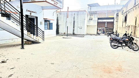 ಕಳಪೆ ಕಾಮಗಾರಿಯಿಂದ ಆವರಣ ಧೂಳು