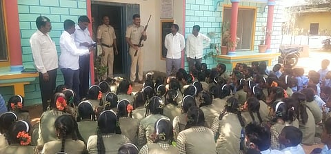 ಸಿರಿಗೇರಿ ಸಹಿಪ್ರಾ ಶಾಲೆಯಲ್ಲಿ ಹಮ್ಮಿಕೊಂಡಿದ್ದ ತೆರೆದ ಮನೆ ಕಾರ್ಯಕ್ರಮದಲ್ಲಿ ಪಿಎಸ್‌ಐ ಸದ್ದಾಂ ಹುಸೇನ್ ಬಂದೂಕಿನ ಕುರಿತು ಮಾಹಿತಿ ನೀಡಿದರು. ವೈದ್ಯಾಧಿಕಾರಿ ಪೂಜಾರ್ ನಾಗರಾಜ್, ಹಿರಿಯ ಅರೋಗ್ಯಾಧಿಕಾರಿ ಚಿದಾನಂದ, ಮುಖ್ಯಶಿಕ್ಷಕರಾದ ಟಿ.ಎಚ್.ಶಕ್ಷಾವಲಿ, ಗೋವಿಂದ ರಾಜು ಇತರರಿದ್ದರು.