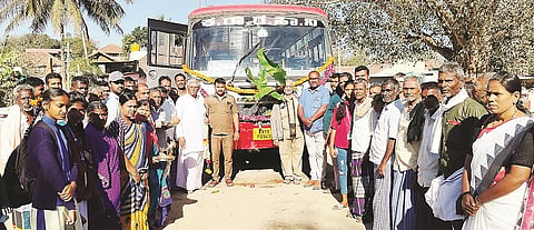 ದೊಡ್ಡಬೇಡಗೆರೆ ಗ್ರಾಮಕ್ಕೆ ಆಗಮಿಸಿದ ಕೆಎಸ್‌ಆರ್‌ಟಿಸಿಬಸ್ ಬಸ್‌ಗೆ ಗ್ರಾಮಸ್ಥರು ಪೂಜೆ ಸಲ್ಲಿಸಿ ಸಿಹಿ ಹಂಚಿ ಸಂಭ್ರಮಿಸಿದರು 