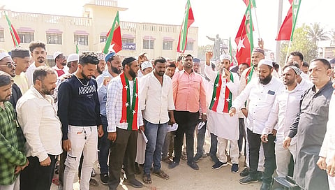 ಎಸ್‌ಡಿಪಿಐ ತಾಲೂಕು ಸಮಿತಿ ಕಾರ್ಯಕರ್ತರು ಬೇಲೂರು ತಾಲೂಕು ಕಚೇರಿ ಮುಂಭಾಗ ಪ್ರತಿಭಟನೆ ನಡೆಸಿದರು.