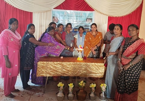 ಕೂಡ್ಲಿಗಿಯಲ್ಲಿ ಶ್ರೀಕ್ಷೇತ್ರ ಧರ್ಮಸ್ಥಳ ಗ್ರಾಮಾಭಿವೃದ್ದಿ ಸಂಸ್ಥೆಯ ಮಹಿಳಾ ಜ್ಞಾನವಿಕಾಸ ಕಾರ್ಯಕ್ರಮದಡಿ ಹಮ್ಮಿಕೊಂಡಿದ್ದ ಉಚಿತ ಆರೋಗ್ಯ ತಪಾಸಣಾ ಶಿಬಿರಕ್ಕೆ ಸಾರ್ವಜನಿಕ ಆಸ್ಪತ್ರೆಯ ಎನ್‌ಸಿಡಿ ಆಪ್ತ ಸಮಾಲೋಚಕಿ ಎನ್.ನಾಗರತ್ನಾ ಚಾಲನೆ ನೀಡಿದರು. ಕೂಡ್ಲಿಗಿ ವಲಯದ ಮೇಲ್ವಿಚಾರಕಿ ಜ್ಯೋತಿಗುಡಿ, ತಾಲೂಕು ಜ್ಞಾನ ವಿಕಾಸ ಕೇಂದ್ರದ ಸಮನ್ವಯಾಧಿಕಾರಿ ರೇಖಾ ನೀರಲಕೇರಿ, ಆರೋಗ್ಯ ಇಲಾಖೆ ಸಿಬ್ಬಂದಿ ರಮ್ಯಾ, ಒಕ್ಕೂಟದ ಅಧ್ಯಕ್ಷೆ ಬಸಂತಿ ಇತರರಿದ್ದರು.