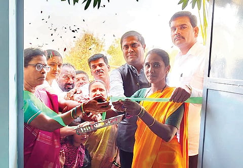 ಕಾನಹೊಸಹಳ್ಳಿ ಸಮೀಪದ ಲೋಕಿಕೆರೆಯಲ್ಲಿ ಅಂಗನವಾಡಿ ಕೇಂದ್ರವನ್ನು ಶಾಸಕ ಡಾ.ಎನ್.ಟಿ.ಶ್ರೀನಿವಾಸ್ ಉದ್ಘಾಟಿಸಿದರು. ಅಂಗನವಾಡಿ ಶಿಕ್ಷಕಿ ಸರಸ್ವತಿ, ಪ್ರಮುಖರಾದ ಲಕ್ಕಜ್ಜಿ ಮಲ್ಲಿಕಾರ್ಜುನ, ಹುಡೇಂ ಪಾಪನಾಯಕ, ಜಿ.ಓಬಣ್ಣ, ಬಿ.ಇ.ಜಗದೀಶ್ ನಾಗೇಶ್ ರೆಡ್ಡಿ ಇದ್ದರು.