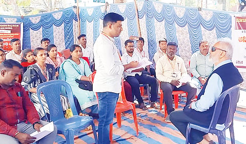 ಅರಕಲಗೂಡು ತಾಲೂಕು ಕಚೇರಿ ಆವರಣದಲ್ಲಿ ಶನಿವಾರ ಶಾಸಕ ಎ. ಮಂಜು ಮುಷ್ಕರ ನಿರತ ಗ್ರಾಮ ಲೆಕ್ಕಾಧಿಕಾರಿಗಳ ಮನವಿ ಆಲಿಸಿದರು. ಗ್ರಾಮ ಲೆಕ್ಕಾಧಿಕಾರಿಗಳಾದ ಪುನೀತ್, ಮೋಹನ್ ನಾಯಕ್, ಹರೀಶ್, ಗೌತಮ್ ಇತರರಿದ್ದರು.