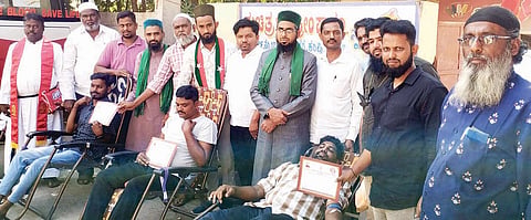 ಕಂಪ್ಲಿಯಲ್ಲಿ ಎಸ್.ಡಿ.ಪಿ.ಐ ವತಿಯಿಂದ ಆಯೋಜಿಸಿದ್ದ ಶಿಬಿರದಲ್ಲಿ ರಕ್ತದಾನ ಮಾಡಿದವರಿಗೆ ಪ್ರಮಾಣಪತ್ರ ನೀಡಲಾಯಿತು. ಧರ್ಮಗುರು ಸೈಯ್ಯದ್ ಷಾಹ್ ಅಬುಲ್‌ಹಸನ್ ಖಾದ್ರಿ, ಸಾಂಗತ್ರಯ ಸಂಸ್ಕೃತ ಪಾಠಶಾಲೆ ಪ್ರಾಚಾರ್ಯ ಘನಮಠಯ್ಯ ಹಿರೇಮಠ, ಇಸಿಐ ಚರ್ಚ್ ಫಾದರ್ ರೇವು ಪೀಟರ್, ಎಸ್.ಡಿ.ಪಿ.ಐ ಕ್ಷೇತ್ರಾಧ್ಯಕ್ಷ ಮಹ್ಮದ್ ರಫಿಕ್, ರಕ್ತ ಕೇಂದ್ರದ ತಾಂತ್ರಿಕ ಮೇಲ್ವಿಚಾರಕ ಸಿ.ಎಂ.ಮಂಜುನಾಥ ಇತರರಿದ್ದರು.