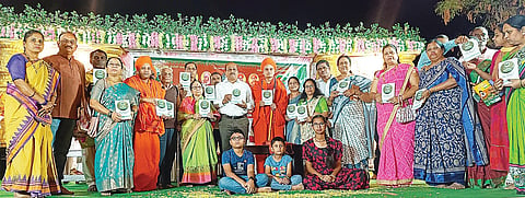 ಹೂವಿನಹಡಗಲಿಯಲ್ಲಿ ಲೇಖಕಿ ನಾಗಮಂಜುಳಾ ಜೈನ್ ಅವರ 108 ಭಕ್ತಿ ಗೀತೆಗಳ ‘ಜೀನಗಾನ’ ಕೃತಿಯನ್ನು ನಿವೃತ್ತ ಪ್ರಾಧ್ಯಾಪಕ ಡಾ.ಕೆ.ರವೀಂದ್ರನಾಥ ಬಿಡುಗಡೆ ಮಾಡಿದರು. ಲೇಖಕಿ ನಾಗಮಂಜುಳಾ ಜೈನ್, ಗರಗ ನಾಗಲಾಪುರ ಮಠದ ನಿರಂಜನ ಪ್ರಭು ಸ್ವಾಮೀಜಿ, ಗವಿಮಠದ ಡಾ.ಹಿರಿಶಾಂತವೀರ ಸ್ವಾಮೀಜಿ, ಜ್ವಾಲಾಮಾಲಿನಿ ಮಹಿಳಾ ಸಂಘದ ಅಧ್ಯಕ್ಷೆ ಪದ್ಮಾವತಿ ಇತರರಿದ್ದರು.