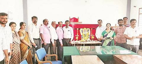 ಅರಕಲಗೂಡು ತಾಲೂಕು ಕಚೇರಿ ಸಭಾಂಗಣದಲ್ಲಿ ಸಂತ ಸೇವಾಲಾಲ್ 286ನೇ ಜಯಂತಿ ಆಚರಿಸಲಾಯಿತು. ಪ್ರಕಾಶ್ ನಾಯಕ್, ಸಿ.ಸ್ವಾಮಿ, ಸೋಮಶೇಖರ್ ಇತರರಿದ್ದರು.