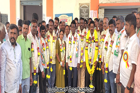 ನೆಲಮಂಗಲತಾಲೂಕಿನ ಬೂದಿಹಾಲ್ ವಿವಿಧೋದ್ದೇಶ ಪ್ರಾಥಮಿಕ ಗ್ರಾಮೀಣ ಸಹಕಾರ ಸಂಘಕ್ಕೆ ಆಯ್ಕೆಯಾದ ನೂತನ ನಿರ್ದೇಶಕರನ್ನು ಬೆಂಬಲಿಗರು ಸನ್ಮಾನಿಸಿದರು. ಒಕ್ಕಲಿಗ ಕ್ಷೇಮಾಭಿವೃದ್ಧಿ ಟ್ರಸ್ಟ್ ಅಧ್ಯಕ್ಷ ಎಂ.ಕೆ.ನಾಗರಾಜು, ಬ್ಲಾಕ್ ಕಾಂಗ್ರೆಸ್ ಅಧ್ಯಕ್ಷ ಟಿ.ನಾಗರಾಜು, ಸಂಘದ ನೂತನ ನಿರ್ದೇಶಕ ಬೂದಿಹಾಲ್‌ಮಧುಕುಮಾರ್, ಗ್ರಾಪಂ ಸದಸ್ಯ ಆನಂದ್‌ಕುಮಾರ್, ಮುನಿರಾಜು, ವಕೀಲ ಸಂಘದ ಉಪಾಧ್ಯಕ್ಷ ಮೋಹನ್‌ಕುಮಾರ್, ಮುಖಂಡ ಮಂಜುನಾಥ್ ಇದ್ದರು.