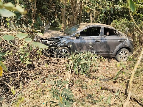 ಗುಂಡ್ಲುಪೇಟೆ ತಾಲೂಕಿನ ಮಾದಾಪಟ್ಟಣ ಗೇಟ್ ಸಮೀಪ ಬೈಕ್‌ಗೆ ಡಿಕ್ಕಿ ಹೊಡೆಯುವುದು ತಪ್ಪಿಸಲು ಪ್ರಯತ್ನಿಸಿದ ಕಾರು ಜಖಂಗೊಂಡಿರುವುದು.