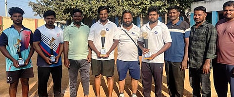 ಮಂಗಲ ಗ್ರಾಮದಲ್ಲಿ ಆಯೋಜಿಸಿದ್ದ ಷಟಲ್ ಬ್ಯಾಡ್ಮಿಂಟನ್ ಪಂದ್ಯದಲ್ಲಿ ಪ್ರಥಮ ಸ್ಥಾನ ಗಳಿಸಿದ ಅರ್ಜುನ್ ಹಾಗೂ ದ್ವಿತೀಯ ಸ್ಥಾನ ಪಡೆದ ದಿಲೀಪ್ ತಂಡಕ್ಕೆ ಆಕರ್ಷಕ ಟ್ರೋಫಿ ನೀಡಲಾಯಿತು.