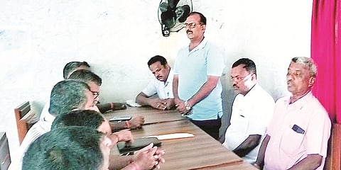 ಹಿರಿಸಾವೆಯಲ್ಲಿ ಕನ್ನಡ ಸಾಹಿತ್ಯ ಪರಿಷತ್ ವತಿಯಿಂದ ಪ್ರಬಂಧ ಸ್ಪರ್ಧೆ ಹಿನ್ನೆಲೆಯಲ್ಲಿ ಸೋಮವಾರ ಹಮ್ಮಿಕೊಂಡಿದ್ದ ಪೂರ್ವಭಾವಿ ಸಭೆಯಲ್ಲಿ ಕಸಾಪ ಅಧ್ಯಕ್ಷ ಎಚ್.ಎ.ಪ್ರಮೋದ್ ಮಾತನಾಡಿದರು. ಎಚ್.ಪಿ.ಶಂಕರ್, ಮಾರುತಿ ಮಂಜು, ತೋಟಿ ಮಂಜು, ಎಚ್.ಈ.ಬೋರಣ್ಣ, ಬಾಬು, ಜೀವಿ, ಹರೀಶ್, ಕಲಾಮೂರ್ತಿ, ದಾಸರಹಳ್ಳಿ ಕುಮಾರ್, ಪುರುಷೋತ್ತಮ್ ತಮ್ಮಣ್ಣ ಗೌಡ್ರು ಹಾಗೂ ಇತರರು ಇದ್ದರು.
