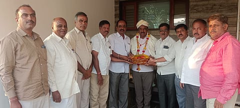ಕೊಳ್ಳೇಗಾಲ ಪಟ್ಟಣದ ಬಸವೇಶ್ವರ ನಗರದಲ್ಲಿ ಸೋಮವಾರ ಚಾಮರಾಜನಗರ ಹಾಲು ಒಕ್ಕೂಟದ ನೂತನ ಅಧ್ಯಕ್ಷರಾಗಿ ಆಯ್ಕೆ ಯಾದ ಮಧುವನಹಳ್ಳಿ ನಂಜುಂಡಸ್ವಾಮಿ ಅವರನ್ನು ಕಸಬಾ ಪ್ರಾಥಮಿಕ ಕೃಷಿ ಪತ್ತಿನ ಸಹಕಾರ ಸಂಘ ಪದಾಧಿಕಾರಿಗಳು ಅಭಿನಂದಿಸಿದರು.