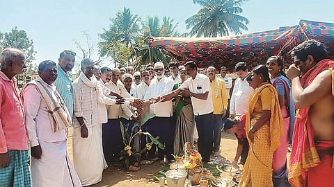 ಅರಕಲಗೂಡು ತಾಲೂಕು ಹಂಡ್ರಂಗಿ ಗ್ರಾಮದ ಪ್ರಾಥಮಿಕ ಕೃಷಿ ಪತ್ತಿನ ಸಹಕಾರ ಸಂಘದ ಕಟ್ಟಡ ಕಾಮಗಾರಿಗೆ ಸೋಮವಾರ ಶಾಸಕ ಎ.ಮಂಜು ಭೂಮಿಪೂಜೆ ನೆರವೇರಿಸಿದರು. ಕೆ. ಸತೀಶ್, ಎ.ಜೆ. ಕುಮಾರ್ ಇದ್ದರು.