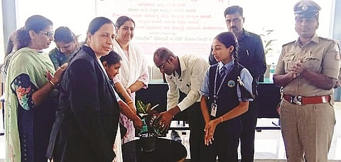 ಅರಕಲಗೂಡು ತಾಲೂಕು ಮೋಕಲಿ ಗ್ರಾಮದಲ್ಲಿ ಸೋಮವಾರ ಏರ್ಪಡಿಸಿದ್ದ  ಕಾರ್ಯಕ್ರಮವನ್ನು ಜಿಲ್ಲಾ ಮಹಿಳಾ ಮತ್ತು ಮಕ್ಕಳ ಕಲ್ಯಾಣ ಇಲಾಖೆ ಅಧಿಕಾರಿ ಕುಮಾರ್ ಉದ್ಘಾಟಿಸಿದರು. ಕಾವ್ಯಾ, ವೆಂಕಟೇಶ್ ಇದ್ದರು.
