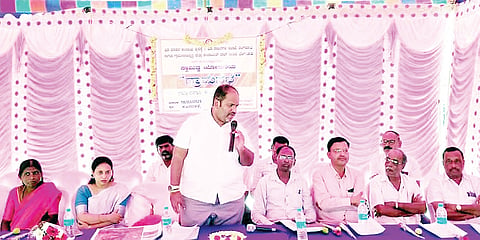 ಗುಂಡ್ಲುಪೇಟೆ ತಾಲೂಕಿನ ಮಂಚಹಳ್ಳಿ ಗ್ರಾಮದಲ್ಲಿ 24/7 ನೀರು ಸರಬರಾಜು ಯೋಜನೆಗೆ ಗಣೇಶ್ ಪ್ರಸಾದ್ ಚಾಲನೆ ನೀಡಿದರು. ಮಧುಸೂಧನ್, ಶಿವಮೂರ್ತಿ, ಮಂಚಹಳ್ಳಿ ಲೋಕೇಶ್, ಆಲತ್ತೂರು ಜಯರಾಂ, ಮಂಜುಳಾ, ರಾಮಣ್ಣ ಇದ್ದರು.