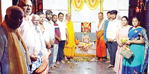 ಗುಂಡ್ಲುಪೇಟೆ ಪಟ್ಟಣದ ಕೋಟೆ ಮಾರಮ್ಮನ ದೇವಾಲಯದಲ್ಲಿ ಆಯೋಜಿಸಿದ್ದ ವಿಶೇಷ ಪೂಜೆಯಲ್ಲಿ ಭಕ್ತರು ಪಾಲ್ಗೊಂಡರು.