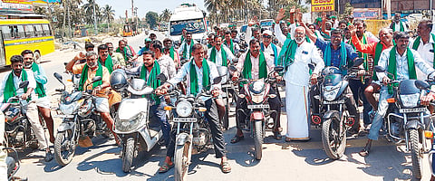 ಸಮರ್ಪಕವಾಗಿ ವಿದ್ಯುತ್ ನೀಡಬೇಕು ಹಾಗೂ ಜಮೀನಿಗಳಲ್ಲಿ ವಶಪಡಿಸಿಕೊಂಡಿರುವ ಪಂಪ್‌ಸೆಟ್ ಸ್ಟಾಟರ್ ಮತ್ತು ವೈರ್‌ಗಳನ್ನು ವಾಪಸ್ ನೀಡುವಂತೆ ಒತ್ತಾಯಿಸಿ ರೈತ ಸಂಘ ಹಾಗೂ ಹಸಿರು ಸೇನೆ ಜಿಲ್ಲಾಧ್ಯಕ್ಷ ಹೊನ್ನೂರು ಪ್ರಕಾಶ್ ನೇತೃತ್ವದಲ್ಲಿ ರೈತರು ಬೈಕ್ ರ‌್ಯಾಲಿ ನಡೆಸಿ ಆಕ್ರೋಶ ವ್ಯಕ್ತಪಡಿಸಿದರು.